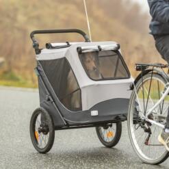 TRIXIE hondenfietskar met hond, tijdens het fietsen op de weg