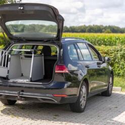 Autobench Aluminium TRIXIE, S tot XL 25 TRIXIE autobench in de kofferbak van een auto, breed aanzicht