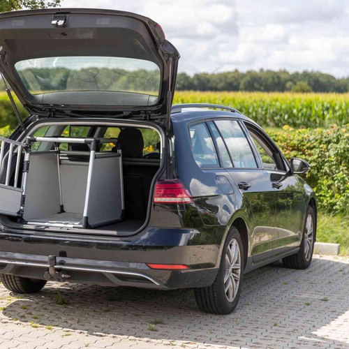 Autobench Aluminium TRIXIE, S tot XL 13 TRIXIE autobench in de kofferbak van een auto, breed aanzicht