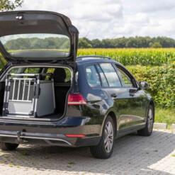 Autobench Aluminium TRIXIE, S tot XL 26 TRIXIE autobench in de kofferbak van een auto, geparkeerd bij een maisveld