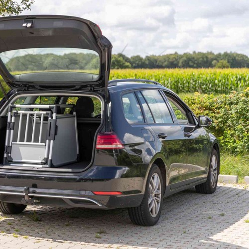 Autobench Aluminium TRIXIE, S tot XL 14 TRIXIE autobench in de kofferbak van een auto, geparkeerd bij een maisveld
