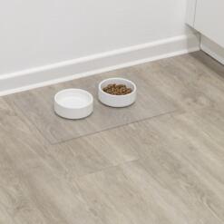 Trixie Voermat Transparant hond 48 x 30 cm 9 Voermat onder twee hondenbakken in de hoek van een keuken