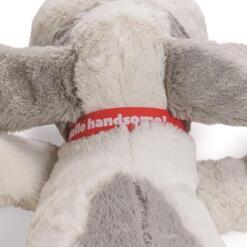 Close up van het pluche en het rode hello handsome bandje van de XL knuffel Ties