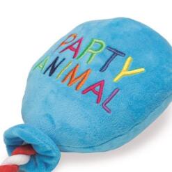 Blauwe pluche ballon van de Beeztees Party Animal van opzij, met het flostouw onderaan