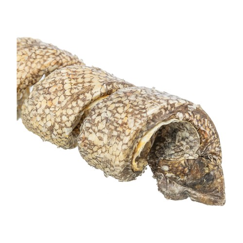 Trixie Curl kabeljauwsnack van runderhuid | 12 cm 4 Close up van de schubbenstructuur van de kabeljauw op de Trixie Curl