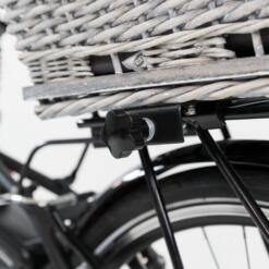 Montageplaat van de hondenfietsmand geklemd om de bagagedrager