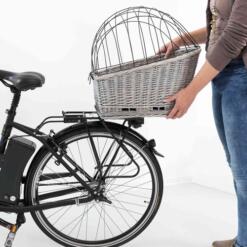 Fietsmand voor hond wordt op de bagagedrager geplaatst
