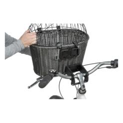 Hondenfietsmand uit de houder aan het stuur halen