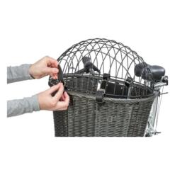 Draadkoepel vastmaken met gespen aan de hondenfietsmand